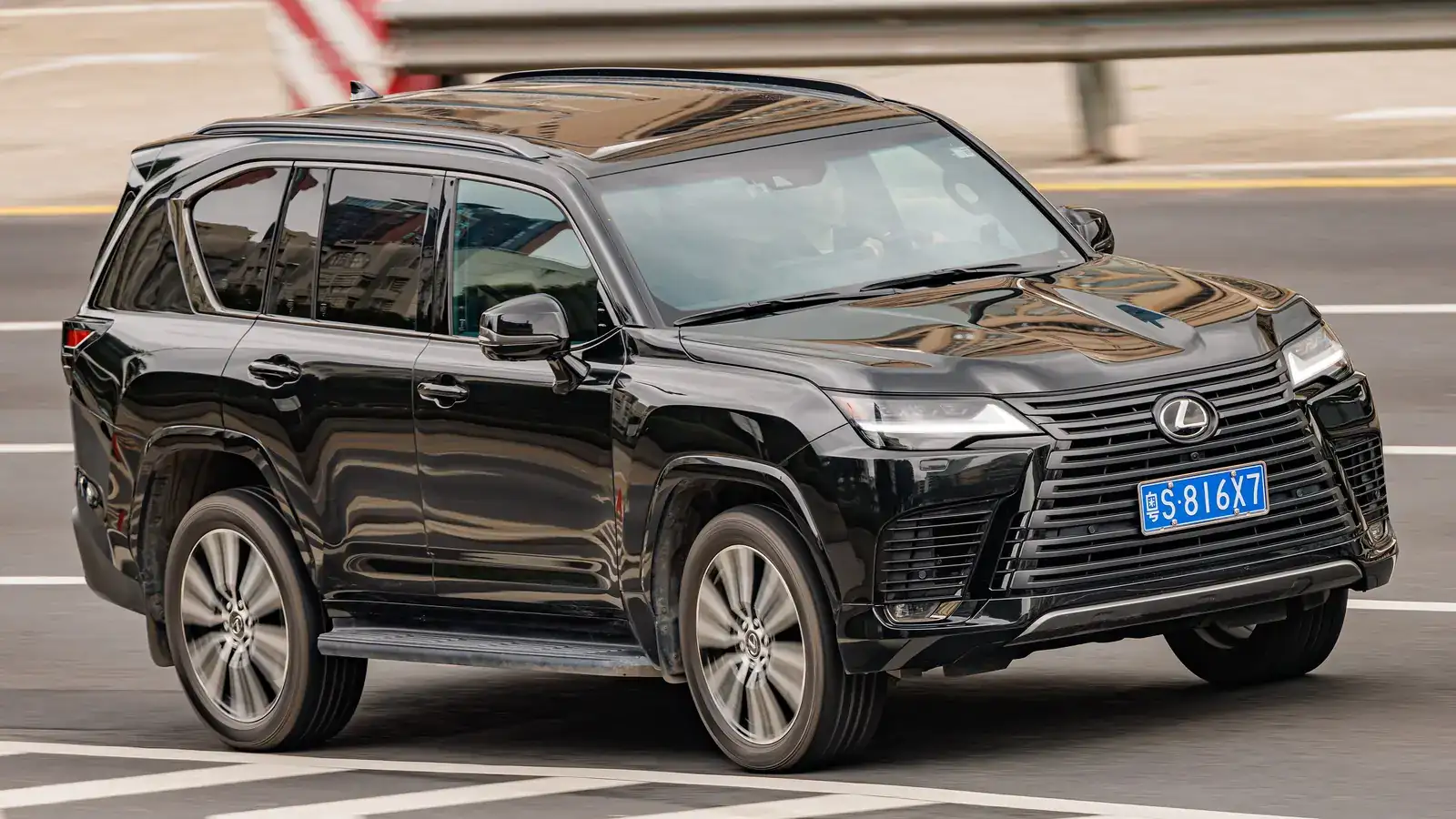 A Lexus LX 600