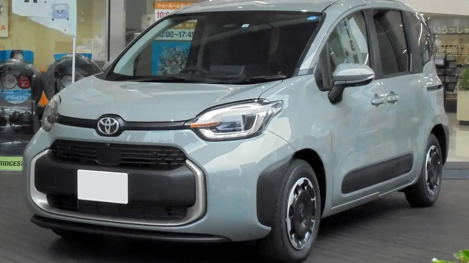 A Toyota Sienta